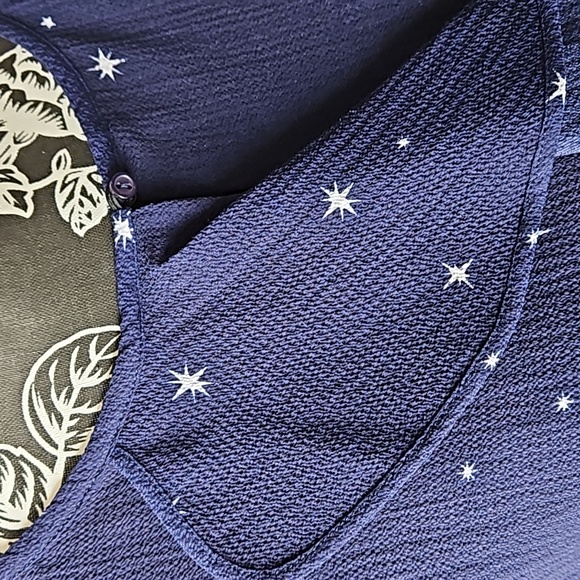 Sioni Sleeveless Ruffle Front Satelite Blue Top With White Stars size Small NWT - Picture 3 of 6